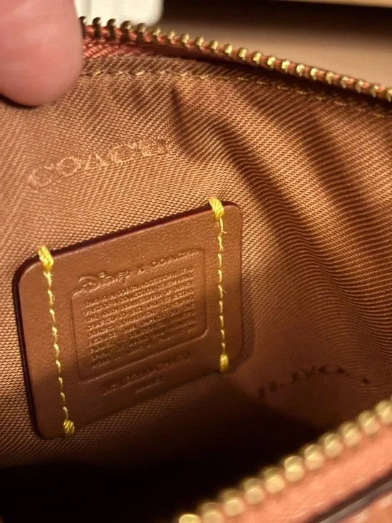 Disney X Coach Daisy Duck Small Wristlet in Regenerative Glovetanned Leather - Picture 4 of 4